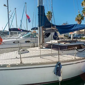  Botel Pequeno Velero En Port Forum Ideal Para Backpackers
